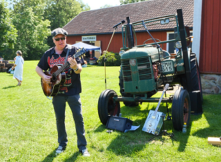 Bottleneck John uppträdde med en trummande Bolinder traktor.