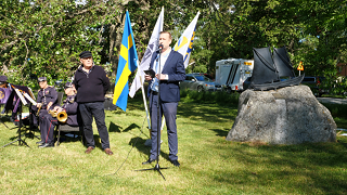 Nicklas Salmin håller tal vid Jubileumsrodden 50 år, Grisslehamn.